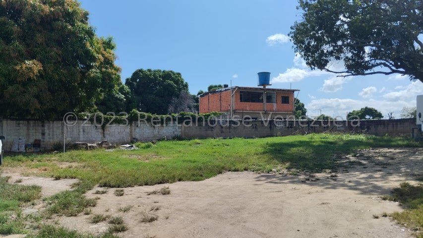 Amplio terreno con bienhechuría en venta. 1687m2 en zona privilegiada sector La Candelaria Valencia 