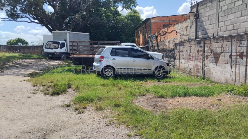 Amplio terreno con bienhechuría en venta. 1687m2 en zona privilegiada sector La Candelaria Valencia 