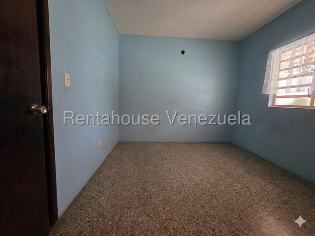 Casa para remodelar con máximo potencial comercial, ubicación privilegiada 450m2 Urb Agua Blanca Valencia 