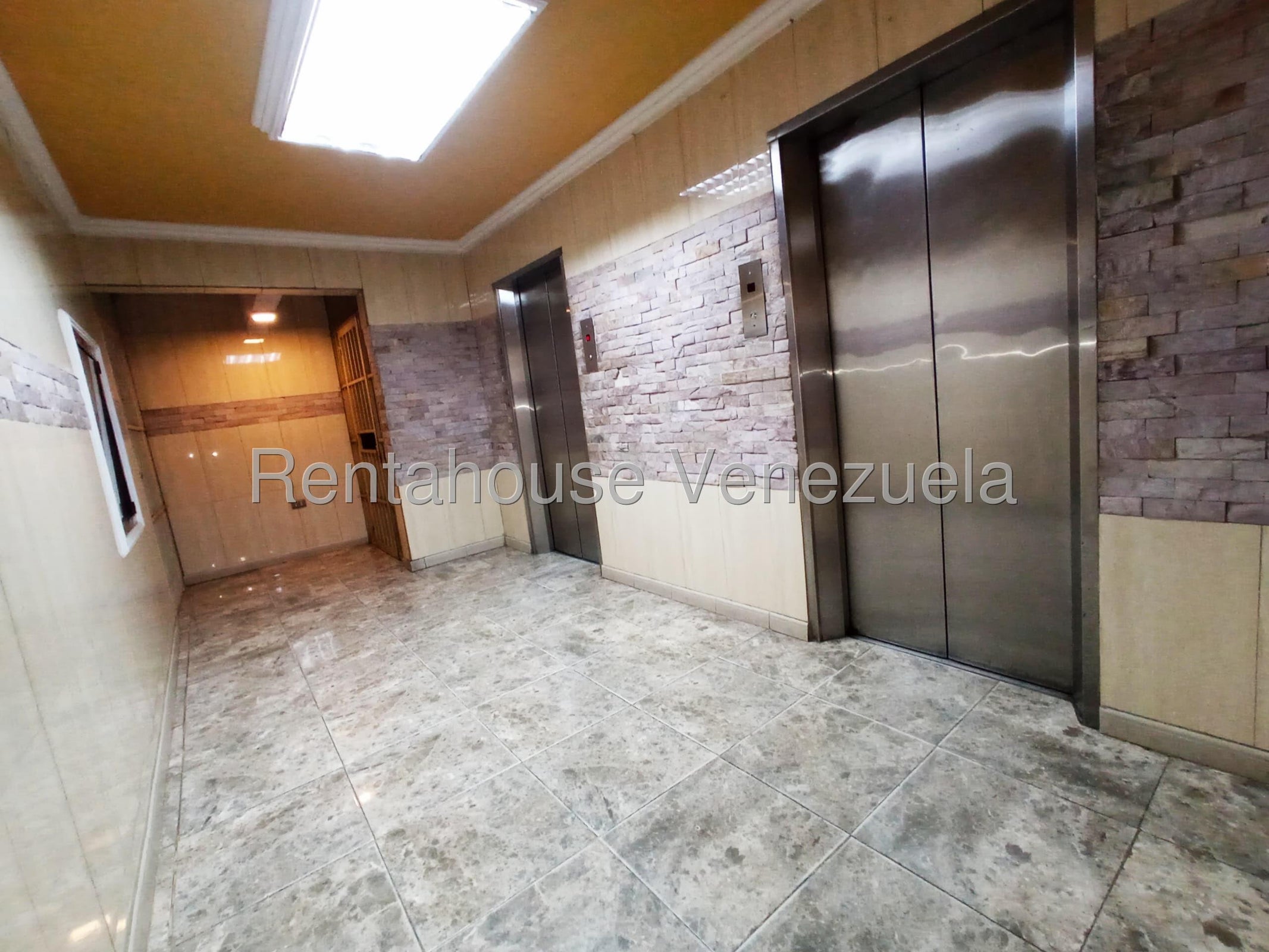 Amplio y amoblado apartamento en venta 78m2 3H-2B-1P pozo de agua excelente ubicación Urb Parque Guacara en Guacara