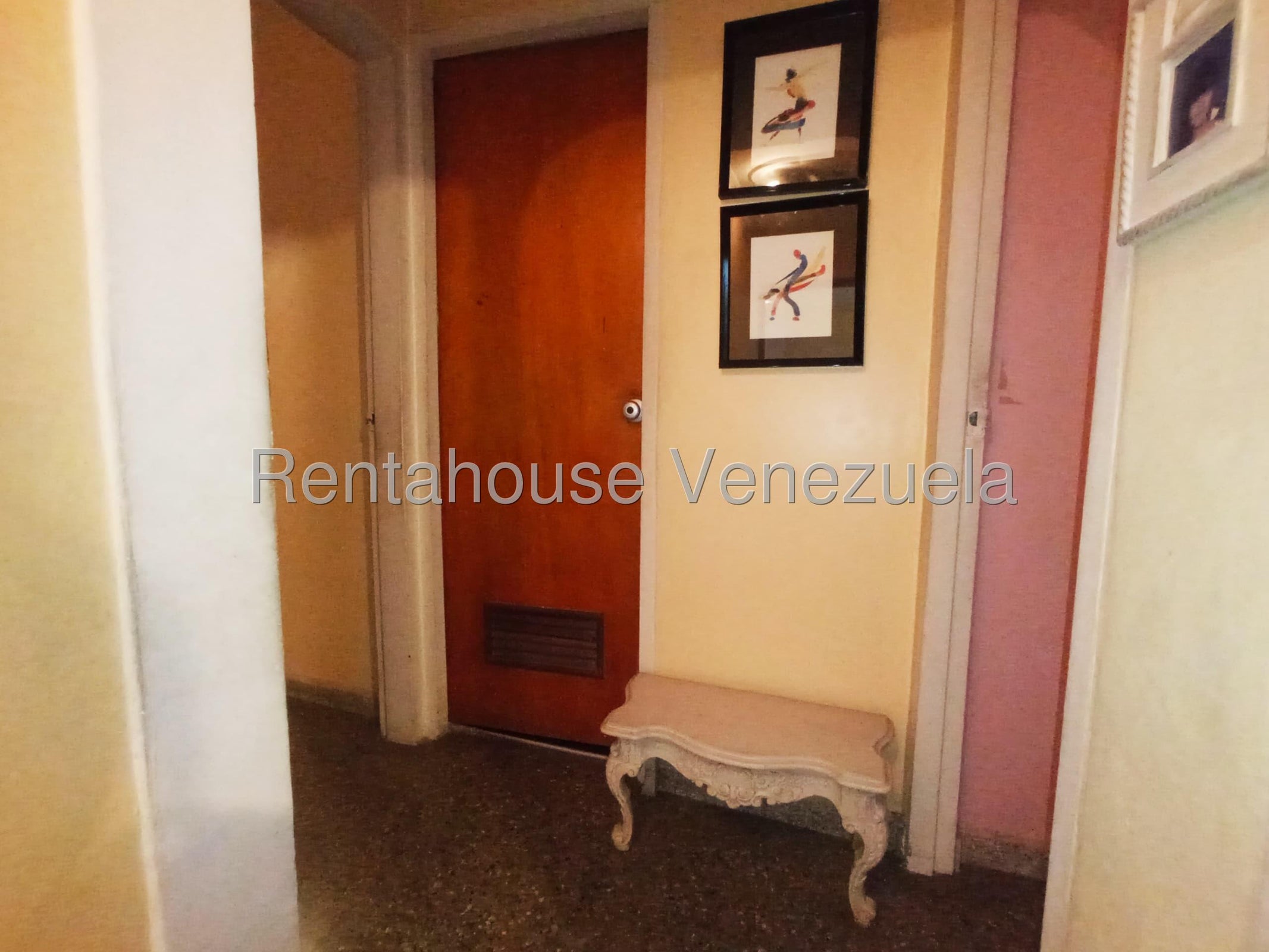 Amplio y amoblado apartamento en venta 78m2 3H-2B-1P pozo de agua excelente ubicación Urb Parque Guacara en Guacara