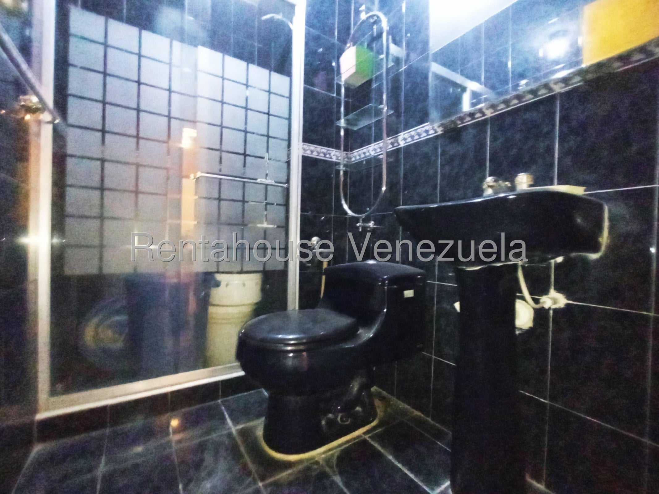 Amplio y amoblado apartamento en venta 78m2 3H-2B-1P pozo de agua excelente ubicación Urb Parque Guacara en Guacara