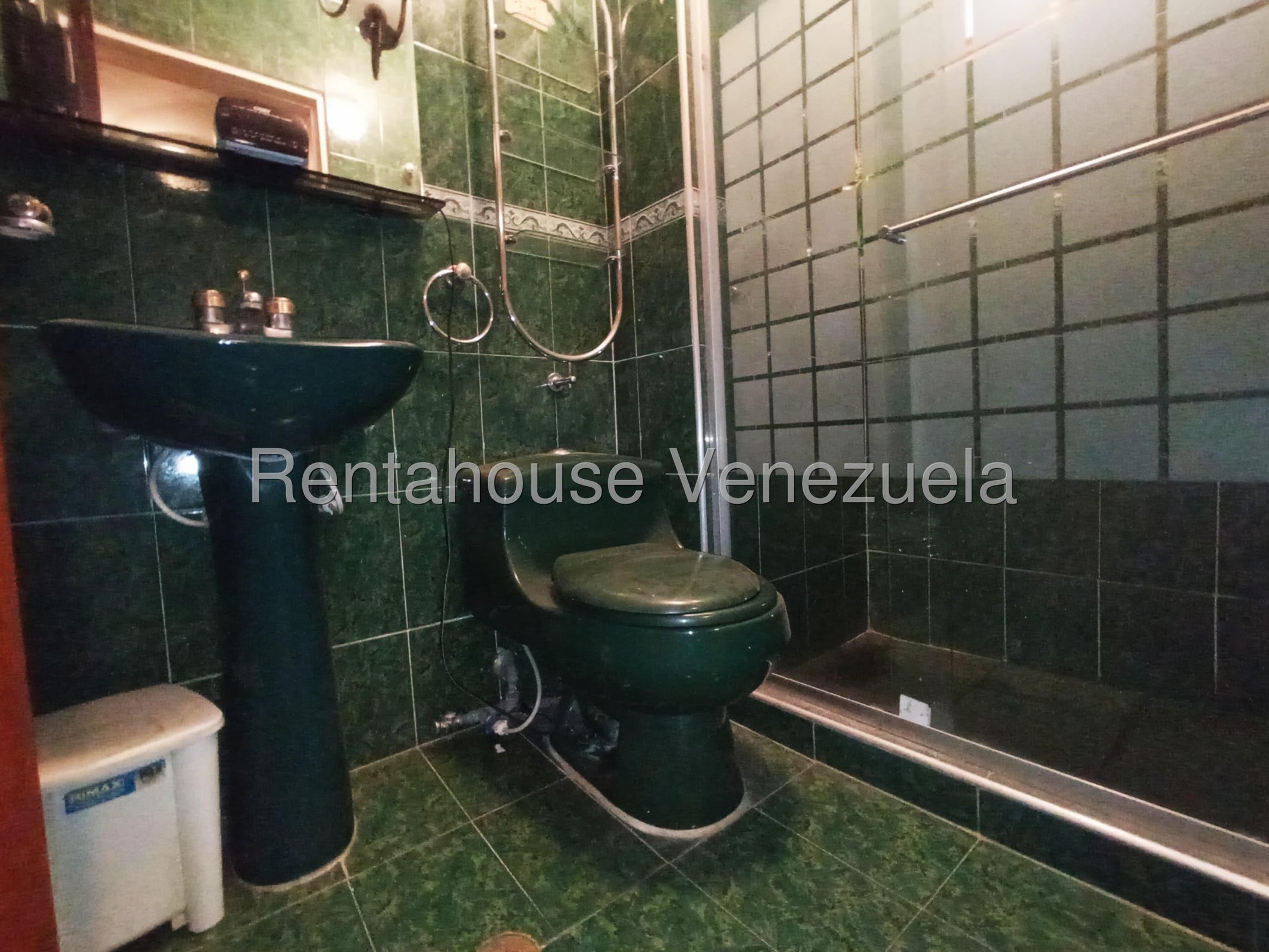 Amplio y amoblado apartamento en venta 78m2 3H-2B-1P pozo de agua excelente ubicación Urb Parque Guacara en Guacara