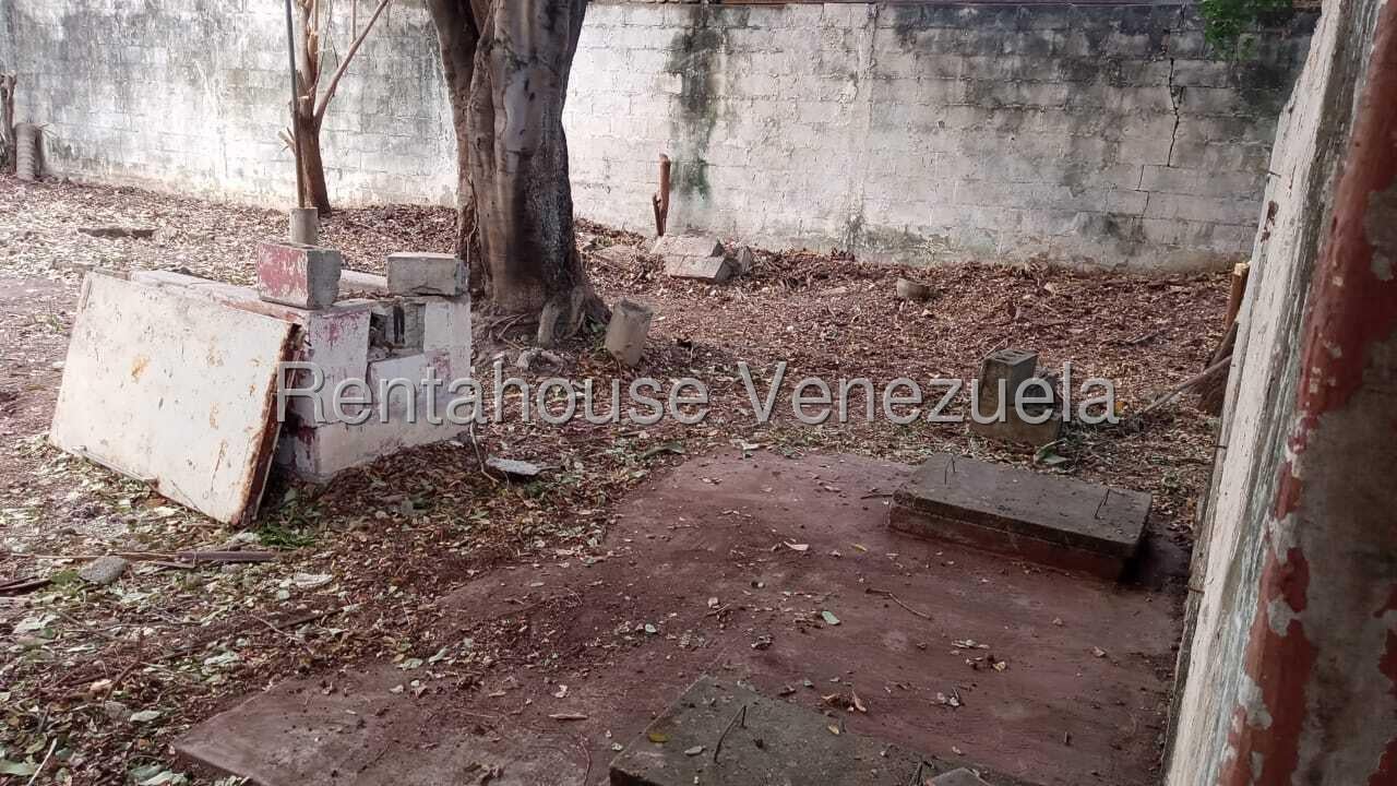 Terreno en venta posee 400m2 con Bienhechurias entre el centro de Guacara y av Piar