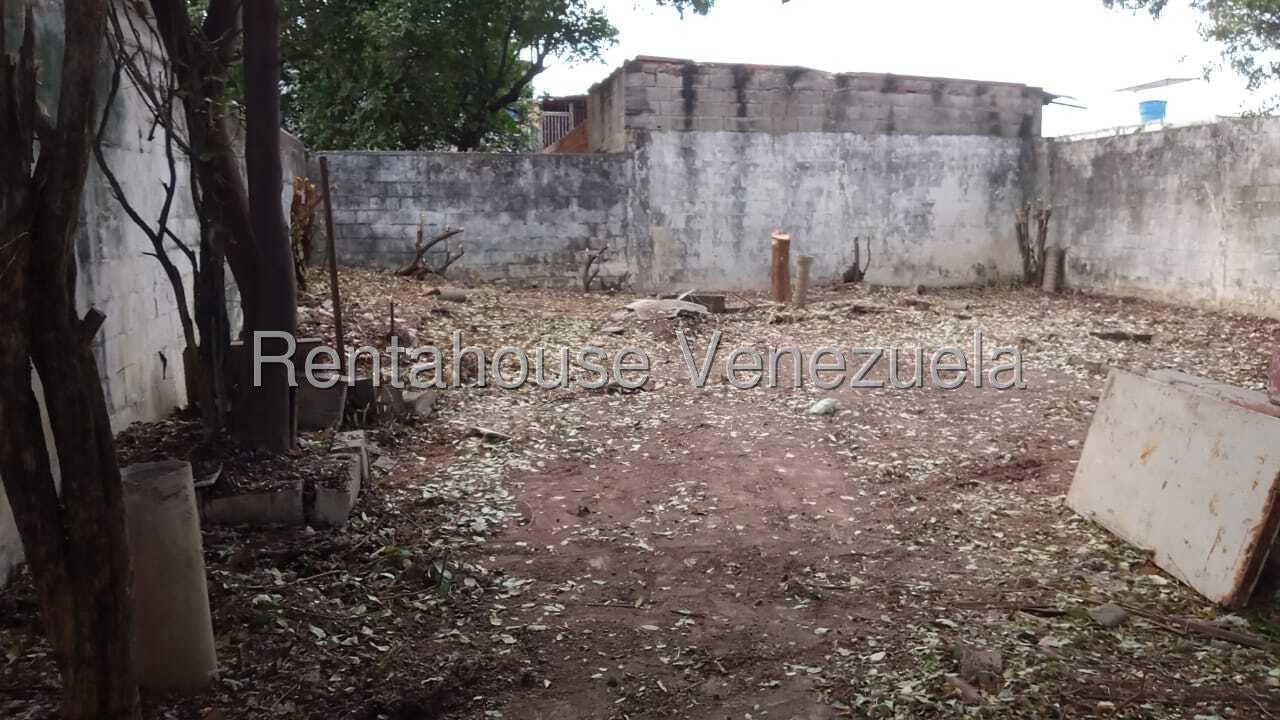 Terreno en venta posee 400m2 con Bienhechurias entre el centro de Guacara y av Piar