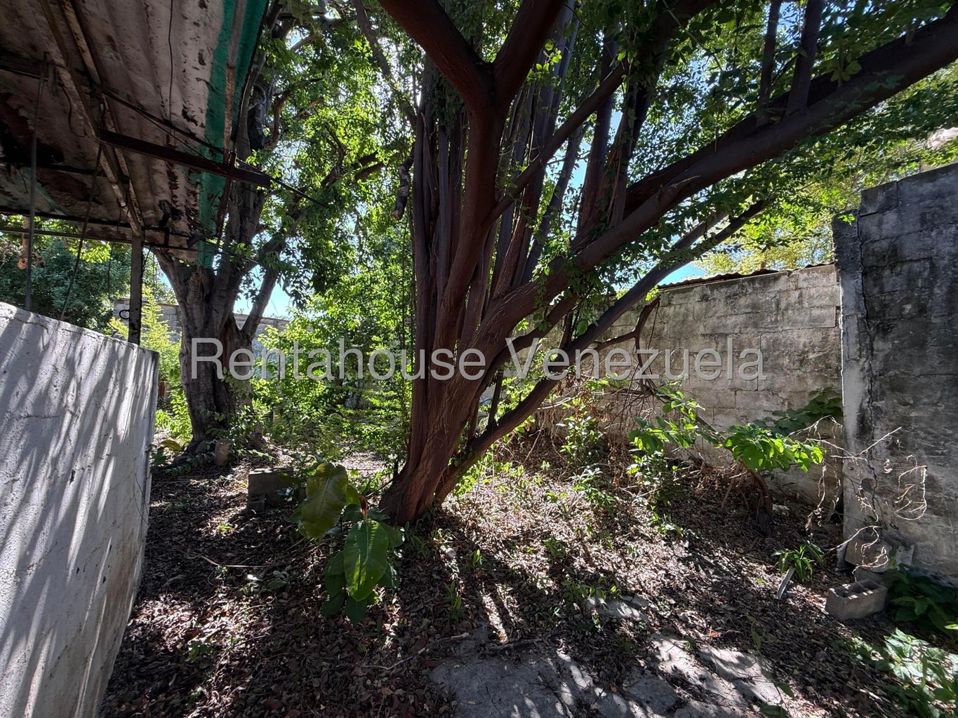 Terreno en venta posee 400m2 con Bienhechurias entre el centro de Guacara y av Piar