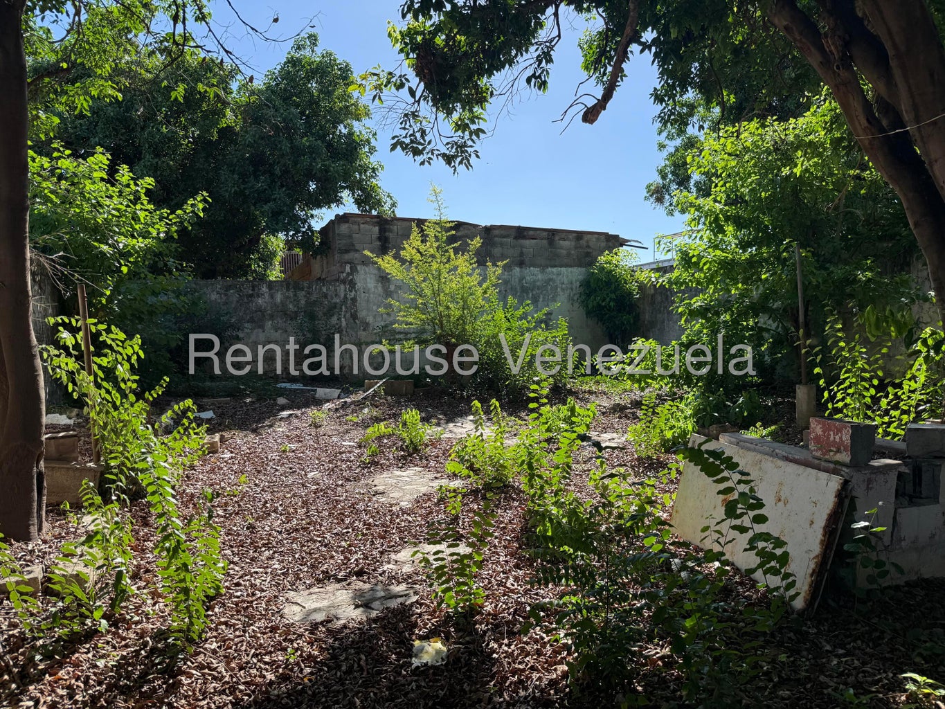 Terreno en venta posee 400m2 con Bienhechurias entre el centro de Guacara y av Piar