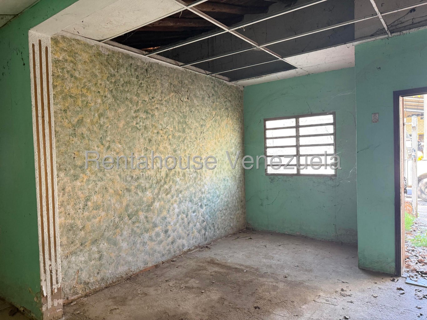 Terreno en venta posee 400m2 con Bienhechurias entre el centro de Guacara y av Piar