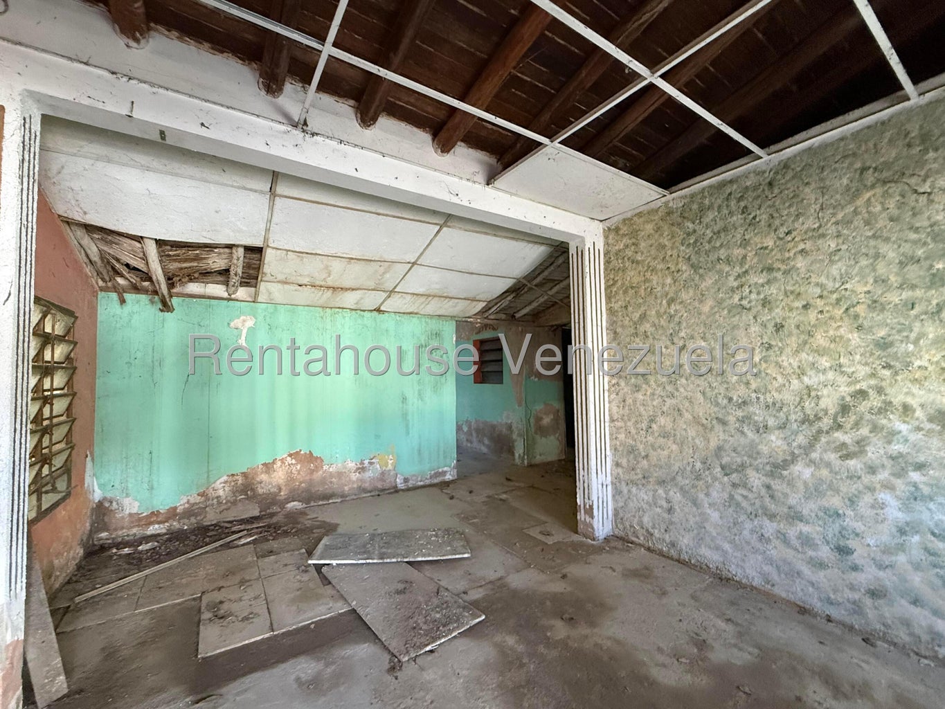 Terreno en venta posee 400m2 con Bienhechurias entre el centro de Guacara y av Piar