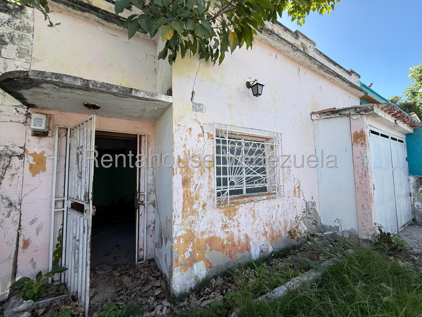 Terreno en venta posee 400m2 con Bienhechurias entre el centro de Guacara y av Piar