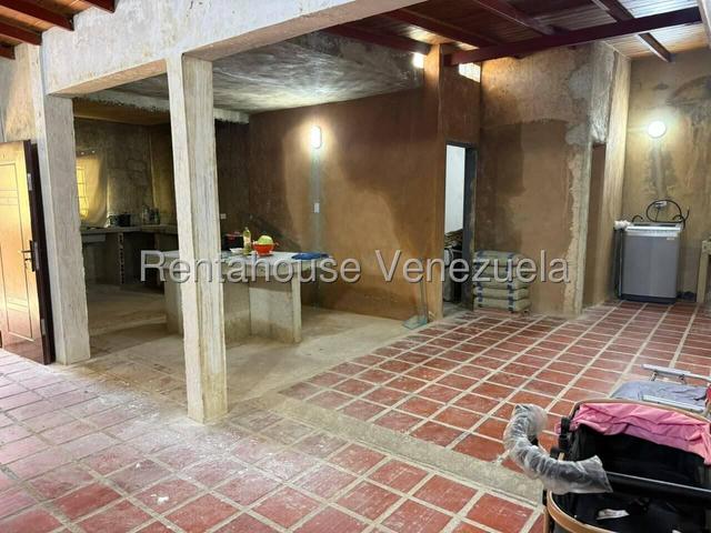 Casa en venta para modernizar a tu manera, posee 200m2 con 3H-2B+2P en Urb Ciudad alianza - Guacara
