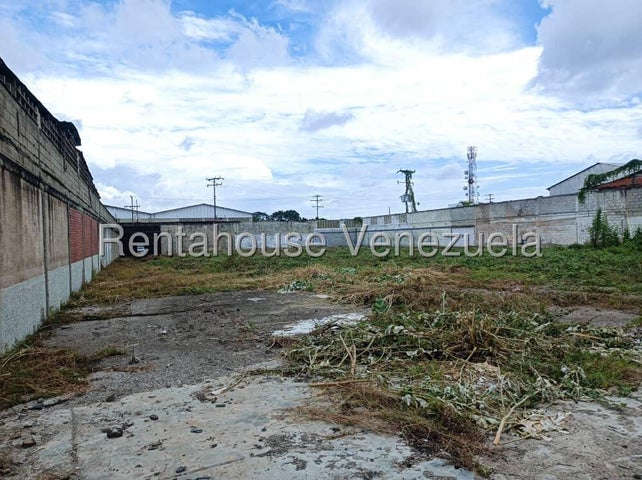 En venta terreno, posee 2600m2, ideal para construccion industrial y otros en Urb Las Garcitas - Los Guayos