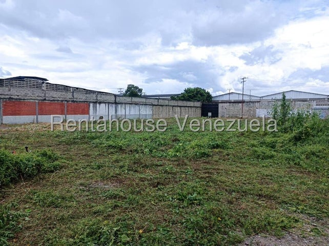 En venta terreno, posee 2600m2, ideal para construccion industrial y otros en Urb Las Garcitas - Los Guayos