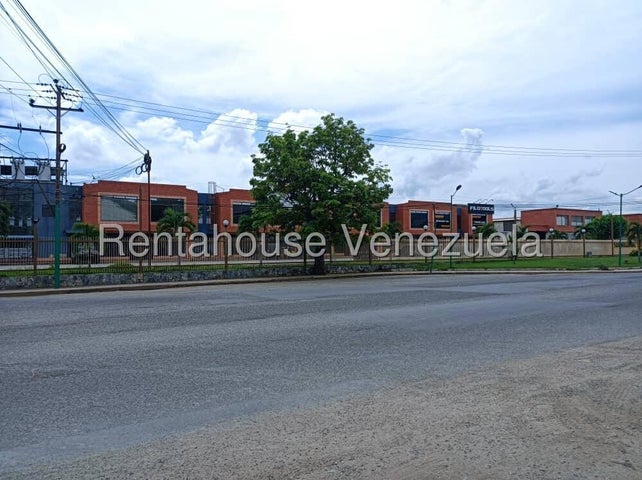 En venta terreno, posee 2600m2, ideal para construccion industrial y otros en Urb Las Garcitas - Los Guayos