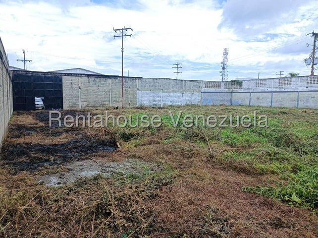 En venta terreno, posee 2600m2, ideal para construccion industrial y otros en Urb Las Garcitas - Los Guayos