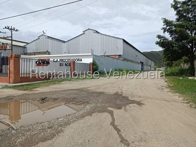 En venta terreno, posee 2600m2, ideal para construccion industrial y otros en Urb Las Garcitas - Los Guayos