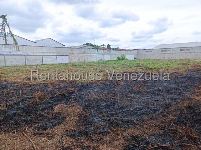 En venta terreno, posee 2600m2, ideal para construccion industrial y otros en Urb Las Garcitas - Los Guayos