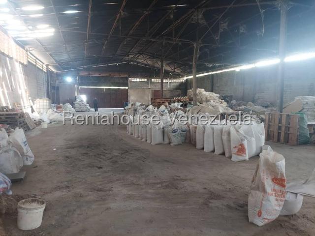 Galpon en venta con 1080M2, posee luz trifasica, oficinas, altura ideal para entrada de Gandolas ubicacion privilegiada Av Principal urb El Roble en Los guayos