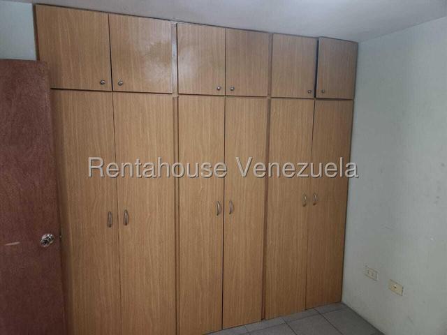 Apartamento en venta, posee 67m2 3H-2B-1P, pozo de agua, piso bajo Urb Paraparal en Los guayos