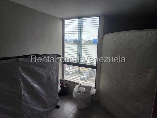 Apartamento en venta, posee 67m2 3H-2B-1P, pozo de agua, piso bajo Urb Paraparal en Los guayos