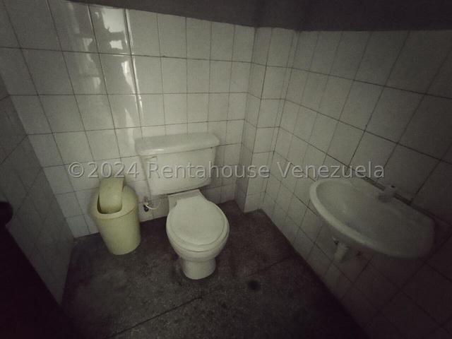 Edificacion en venta con 4 locales y 2 Apartamento, a pie de calle, paredes reforzadas, av principal sector San Joaquin 