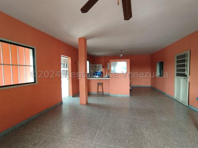 Edificacion en venta con 4 locales y 2 Apartamento, a pie de calle, paredes reforzadas, av principal sector San Joaquin 