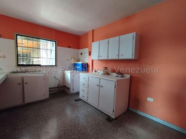 Edificacion en venta con 4 locales y 2 Apartamento, a pie de calle, paredes reforzadas, av principal sector San Joaquin 