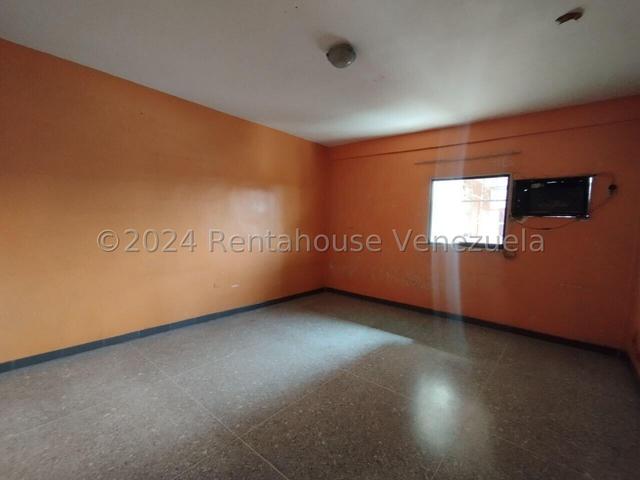 Edificacion en venta con 4 locales y 2 Apartamento, a pie de calle, paredes reforzadas, av principal sector San Joaquin 