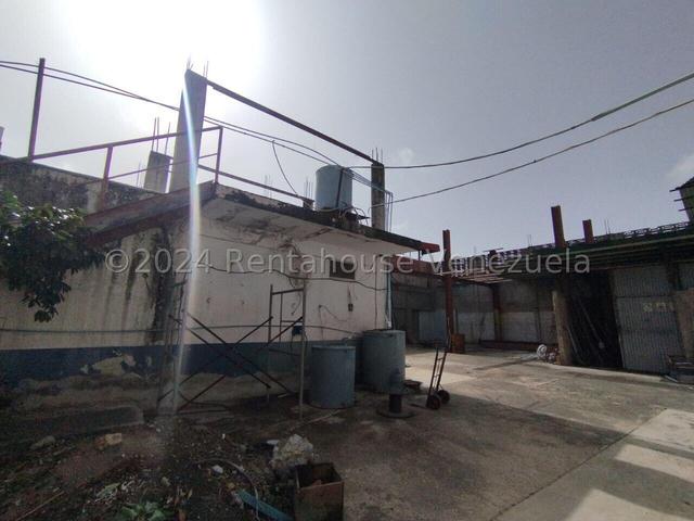Edificacion en venta con 4 locales y 2 Apartamento, a pie de calle, paredes reforzadas, av principal sector San Joaquin 