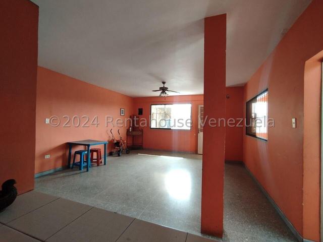 Edificacion en venta con 4 locales y 2 Apartamento, a pie de calle, paredes reforzadas, av principal sector San Joaquin 