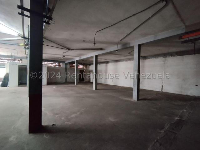 Edificacion en venta con 4 locales y 2 Apartamento, a pie de calle, paredes reforzadas, av principal sector San Joaquin 