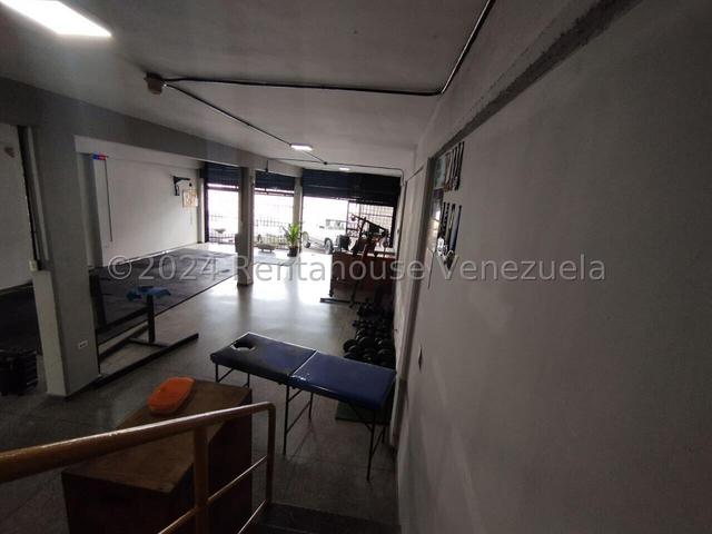 Edificacion en venta con 4 locales y 2 Apartamento, a pie de calle, paredes reforzadas, av principal sector San Joaquin 