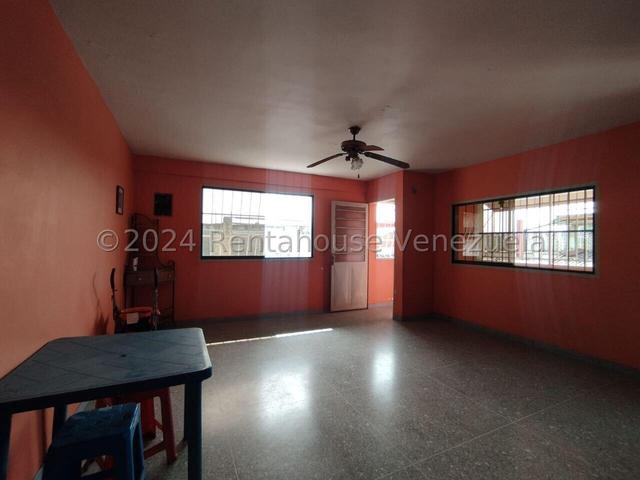 Edificacion en venta con 4 locales y 2 Apartamento, a pie de calle, paredes reforzadas, av principal sector San Joaquin 