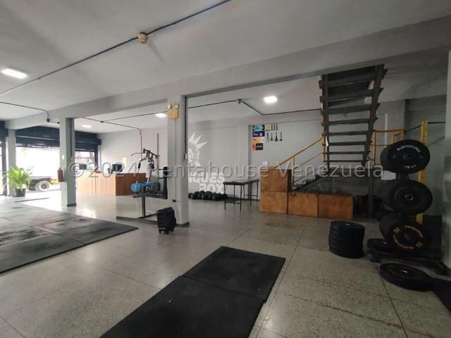 Edificacion en venta con 4 locales y 2 Apartamento, a pie de calle, paredes reforzadas, av principal sector San Joaquin 