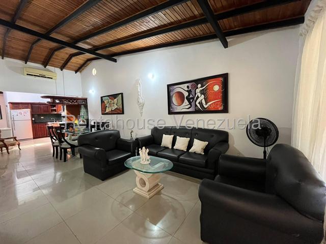 Casa en venta totalmente moderna 190m2, 4H-4B-4P, cocina equipana, piscina, pozo de agua  Urb Valle de Oro - San Diego