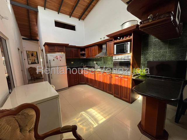 Casa en venta totalmente moderna 190m2, 4H-4B-4P, cocina equipana, piscina, pozo de agua  Urb Valle de Oro - San Diego