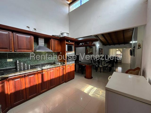 Casa en venta totalmente moderna 190m2, 4H-4B-4P, cocina equipana, piscina, pozo de agua  Urb Valle de Oro - San Diego