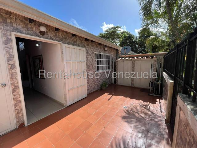 Casa en venta totalmente moderna 190m2, 4H-4B-4P, cocina equipana, piscina, pozo de agua  Urb Valle de Oro - San Diego