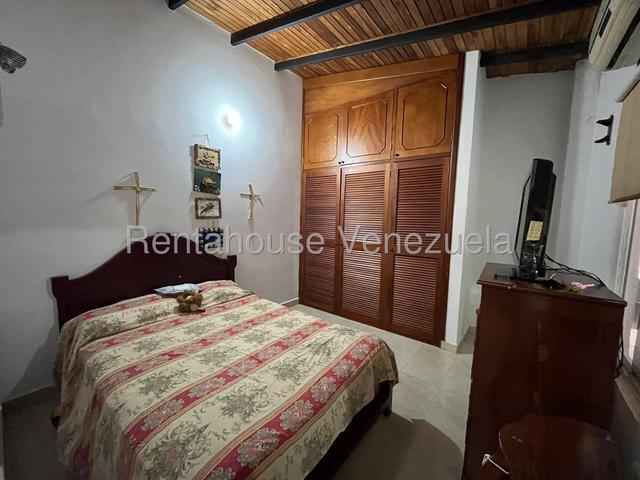 Casa en venta totalmente moderna 190m2, 4H-4B-4P, cocina equipana, piscina, pozo de agua  Urb Valle de Oro - San Diego