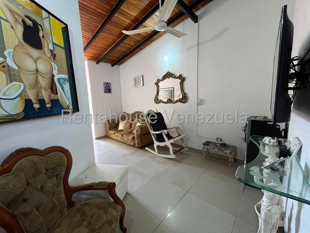 Casa en venta totalmente moderna 190m2, 4H-4B-4P, cocina equipana, piscina, pozo de agua  Urb Valle de Oro - San Diego