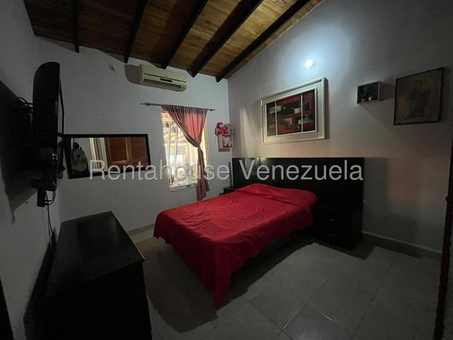 Casa en venta totalmente moderna 190m2, 4H-4B-4P, cocina equipana, piscina, pozo de agua  Urb Valle de Oro - San Diego