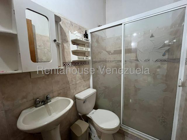 Casa en venta totalmente moderna 190m2, 4H-4B-4P, cocina equipana, piscina, pozo de agua  Urb Valle de Oro - San Diego