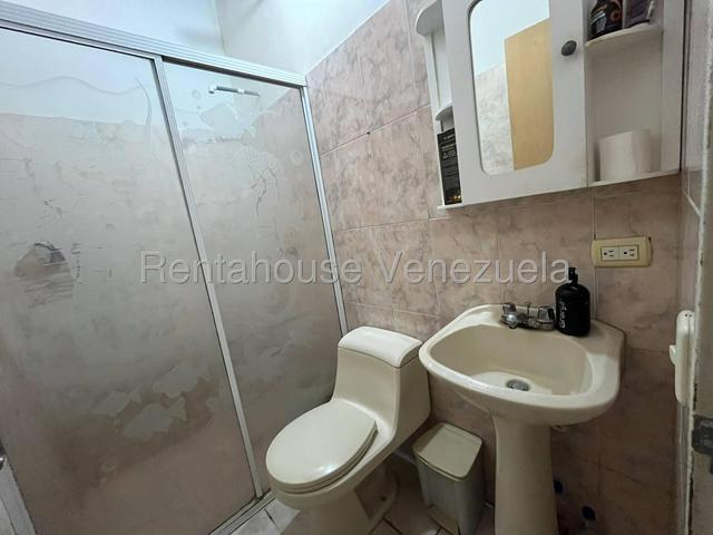 Casa en venta totalmente moderna 190m2, 4H-4B-4P, cocina equipana, piscina, pozo de agua  Urb Valle de Oro - San Diego