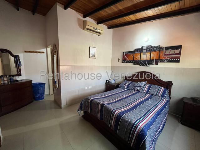 Casa en venta totalmente moderna 190m2, 4H-4B-4P, cocina equipana, piscina, pozo de agua  Urb Valle de Oro - San Diego