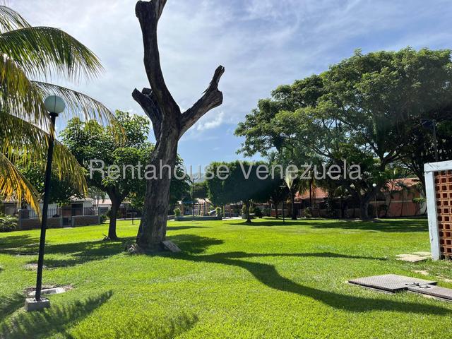 Casa en venta totalmente moderna 190m2, 4H-4B-4P, cocina equipana, piscina, pozo de agua  Urb Valle de Oro - San Diego