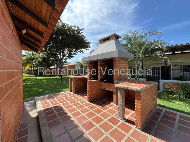 Casa en venta totalmente moderna 190m2, 4H-4B-4P, cocina equipana, piscina, pozo de agua  Urb Valle de Oro - San Diego