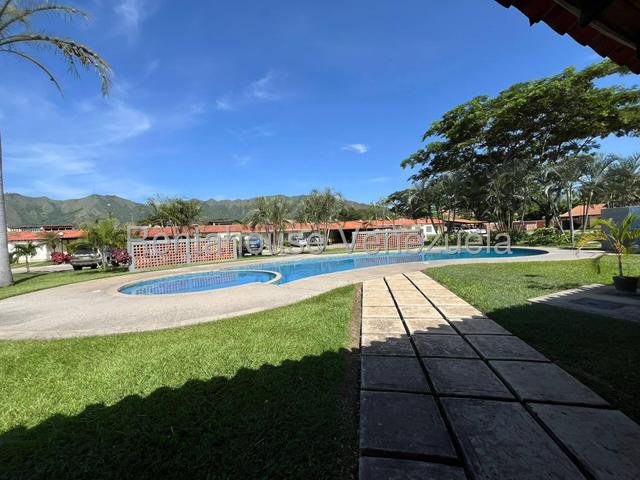 Casa en venta totalmente moderna 190m2, 4H-4B-4P, cocina equipana, piscina, pozo de agua  Urb Valle de Oro - San Diego