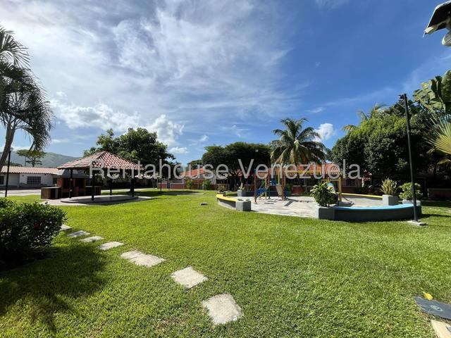 Casa en venta totalmente moderna 190m2, 4H-4B-4P, cocina equipana, piscina, pozo de agua  Urb Valle de Oro - San Diego