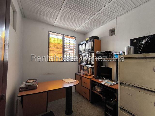 Casa en venta de 2 plantas, 178m, 9H-5B-1P, ideal para grandes familias o potencial para alquilar habitaciones, posee patio, pozo de agua Urb Yuma - San Diego