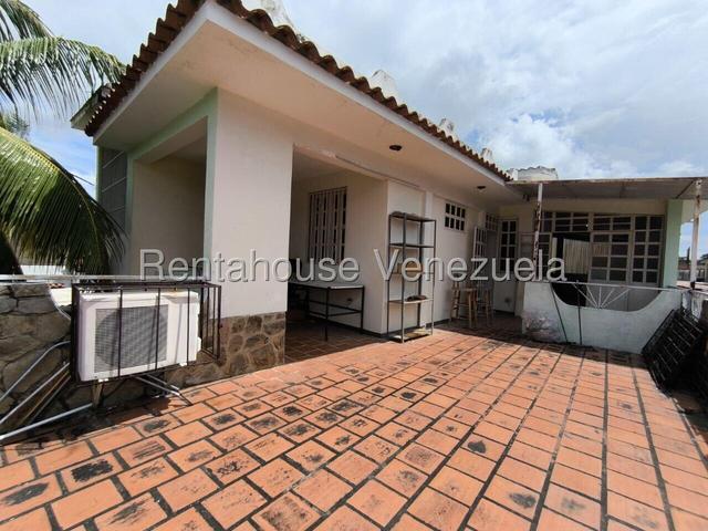 Casa en venta de 2 plantas, 178m, 9H-5B-1P, ideal para grandes familias o potencial para alquilar habitaciones, posee patio, pozo de agua Urb Yuma - San Diego
